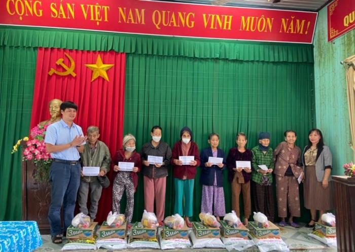 Hướng về miền Trung thân yêu - trao quà tại Giang Hải, Phú Lộc, TT Huế (21/10/2022)